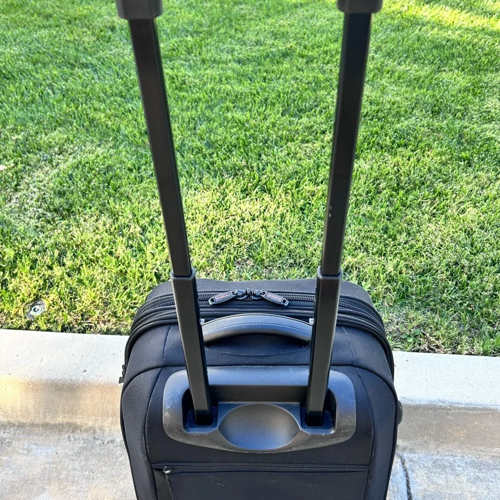Samsonite - Black Spinner Carry-on